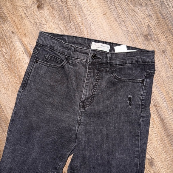 Social Standard by Sanctuary • High Rise Cropped Jeans - Picture 3 of 9